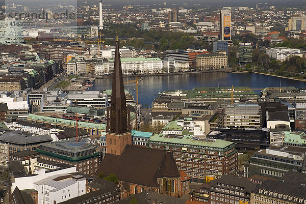 Luftbild  Blick über die Hamburger Innenstadt mit Binnenalster und St. Jabobi Kirche  Hamburg  Deutschland