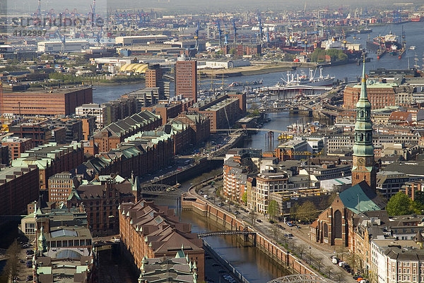Luftbild  Blick über die Hamburger Speicherstadt zum Hafen  rechts im Bild die St. Katharinen Kirche  Hamburg  Deutschland