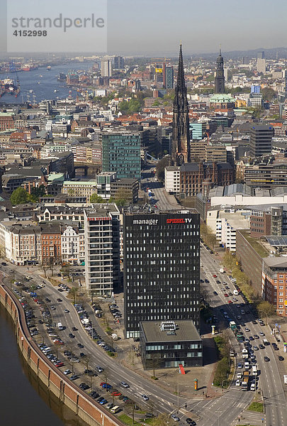 Luftbild  Blick über die Hamburger Innenstadt nach Westen. Im Vordergrund das Verlagsgebäude des Spiegel  Hamburg  Deutschland