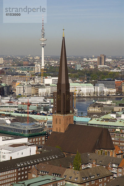 Luftbild  Blick über die Hamburger Innenstadt mit Binnenalster  St. Jabobi Kirche und Hamburger Fernsehturm  Hamburg  Deutschland