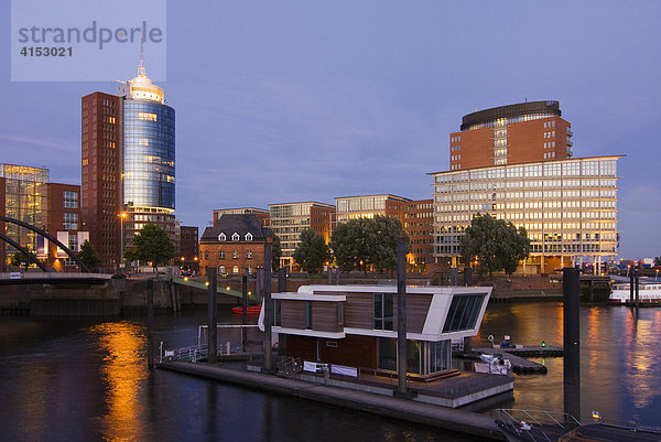 City Sporthafen und Hanseatic Trade Center in der Abenddämmerung  Hamburg  Deutschland