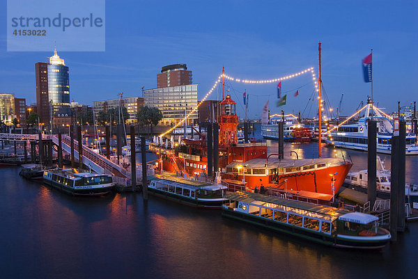 Feuerschiff im Hamburger Hafen in der Abenddämmerung  Hamburg  Deutschland