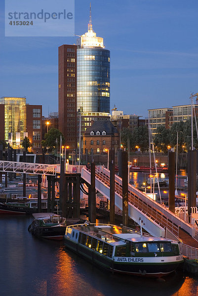 City Sporthafen und Hanseatic Trade Center in der Abenddämmerung  Hamburg  Deutschland