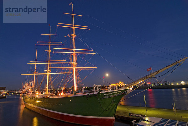 Museumsschiff Rickmer Rickmers im Hamburger Hafen zur Abenddämmerung  Hamburg  Deutschland