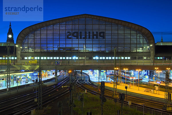 Hamburger Hauptbahnhof in der Abenddämmerung  Hamburg  Deutschland