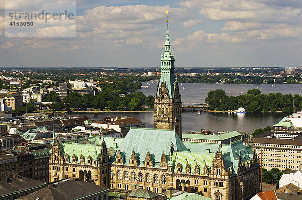 Blick über das Hamburger Rathaus zur Alster  Hamburg  Deutschland