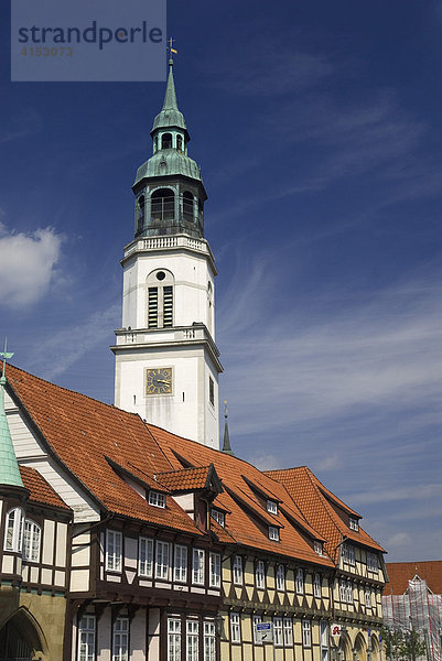 Der Turm der Stadtkirche überragt die Fachwerkhäuser der Altstadt von Celle  Niedersachsen  Deutschland