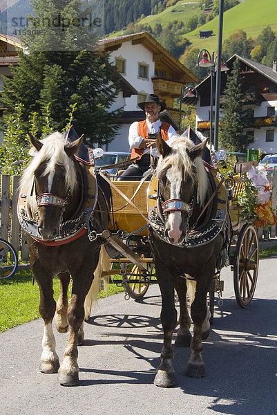 Geschmückte Kutsche  Stubaital  Tirol  Österreich