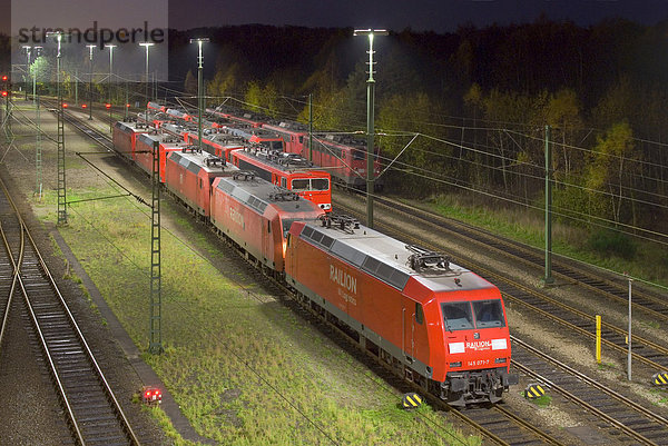 Abgestellte Lokomotiven auf dem Rangierbahnhof Maschen nahe Hamburg bei Nacht  Niedersachsen  Deutschland