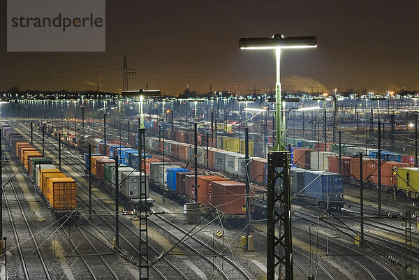 Abgestellte Güterzüge auf dem Rangierbahnhof Maschen nahe Hamburg bei Nacht  Niedersachsen  Deutschland