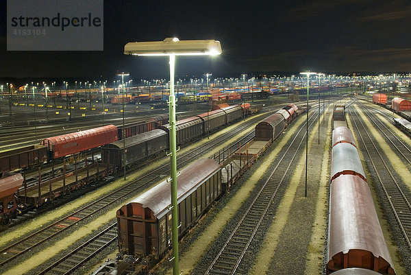 Abgestellte Güterzüge auf dem Rangierbahnhof Maschen nahe Hamburg bei Nacht  Niedersachsen  Deutschland