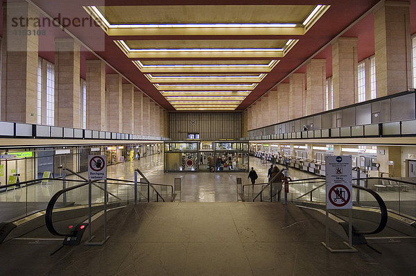Schalterhalle  Flughafen Tempelhof  Berlin  Deutschland