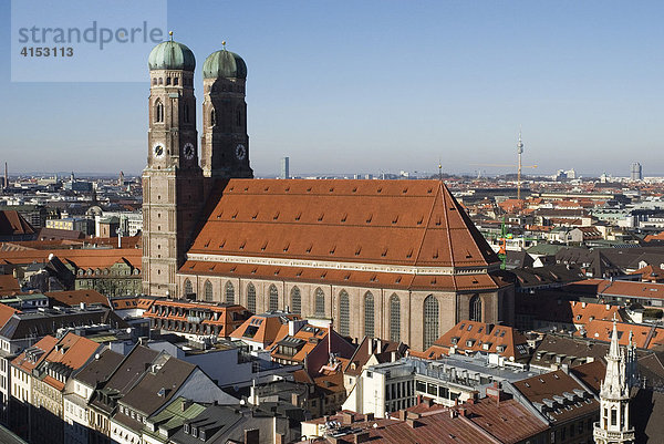 Blick vom Alten Peter Richtung Westen auf Frauenkirche  Dom zu Unserer Lieben Frau  München  Bayern  Deutschland