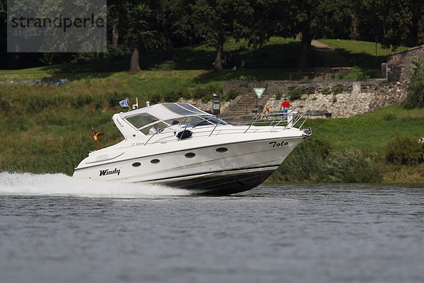 Motosportboot auf dem Rhein