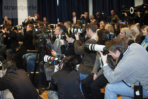 Fotografen während Pressekonferenz der Firma Schwarzkopf  Grandhotel Schloss Bensberg  Bergisch Gladbach  Nordrhein-Westfalen  Deutschland