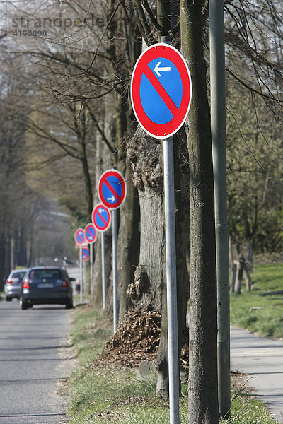 Verkehrsschilder  Parkverbotsszeichen  Altenlinde  Lindlar  Nordrhein-Westfalen  Deutschland