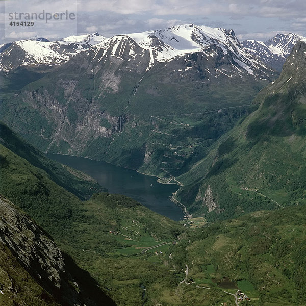 Blick vom Berg Dalsnibba ins Geirangertal  More og Romsdal  West-Norwegen