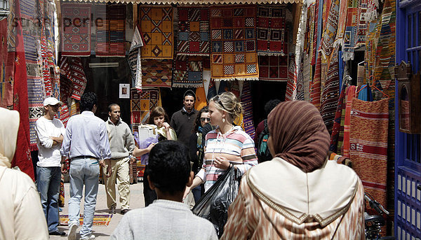 Touristen in Gasse vor einem Teppichladen  Essaouira  Marokko