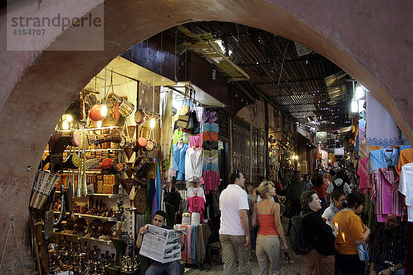Touristen in einem Souk in der Altstadt  Marrakesch  Marokko