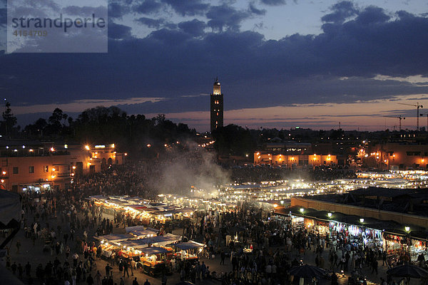 Rauch über den Garküchen auf dem Platz Djamaa el-Fna  Marrakesch  Marokko