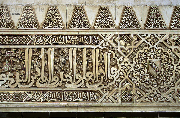Arabische Schrift und Muster (Arabeske) im Nasridenpalast  Alhambra  Granada  Andalusien  Spanien
