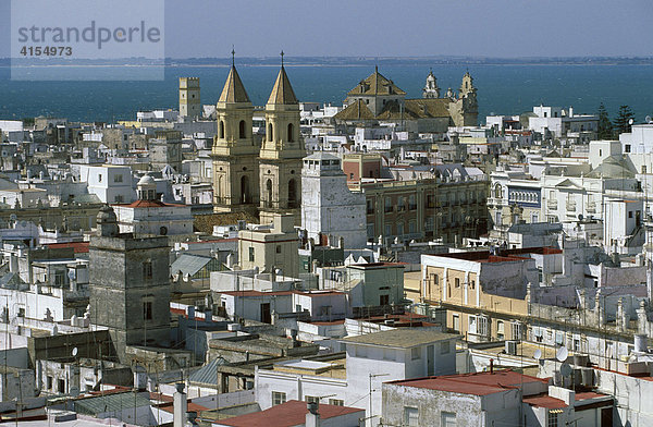 Kirche Iglesia de San Antonio  Blick von Torre Tavira  Cádiz  Costa de la Luz  Provinz Cadiz  Andalusien  Spanien