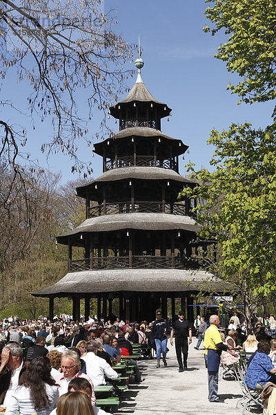 Biergarten  Chinesischer Turm  Englischer Garten  München  Bayern  Deutschland  Europa