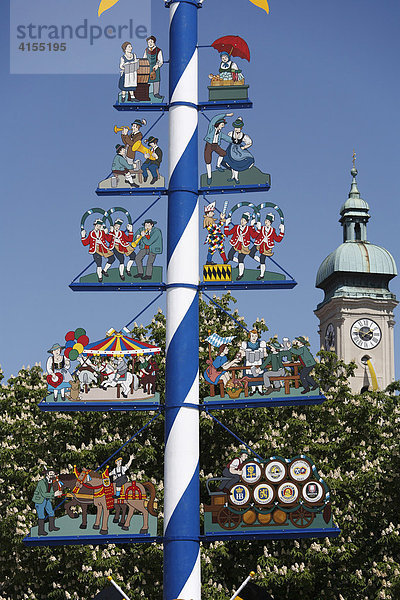 Maibaum  Viktualienmarkt  hinten Heiliggeistkirche  München  Oberbayern  Bayern  Deutschland  Europa