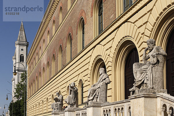 Griechische Figurengruppe vor Bayerischer Staatsbibliothek in Ludwigstraße  hinten: Ludwigkirche  München  Oberbayern  Bayern  Deutschland  Europa