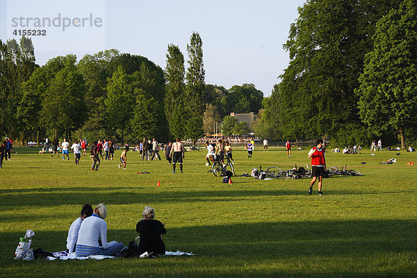 Fußballspiel im Englischen Garten am Kleinhesseloher See  München  Oberbayern  Bayern  Deutschland  Europa