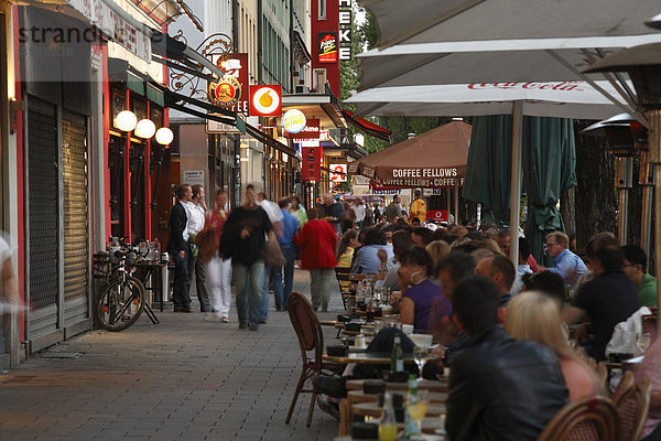 Straßencafes in Leopoldstraße am Abend  München-Schwabing  Bayern  Deutschland  Europa
