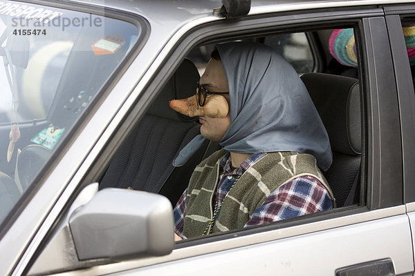 Als Hexe verkleideter Mann im Auto bei offenem Fenster auf dem Faschingsumzug in Schwabmünchen  Schwaben  Bayern  Deutschland
