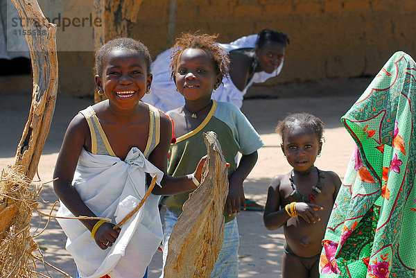 Spielende Kinder im kleinen Fischerdorf Tanji  The Gambia  Afrika
