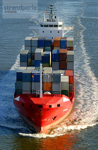 Containerschiff auf dem Nord Ostsee Kanal  Kiel  Schleswig-Holstein  Deutschland  Europa