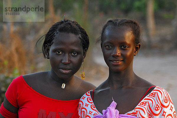 Zwei Mädchen im kleinen Dorf Tanji  the Gambia  Afrika