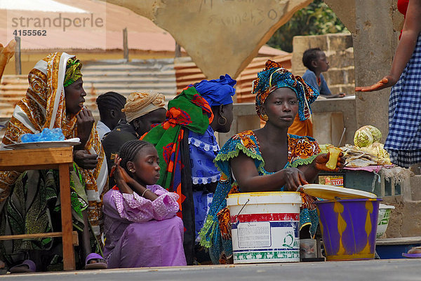 Essensverkauf am Straßenrand  Kartong  Gambia  Afrika