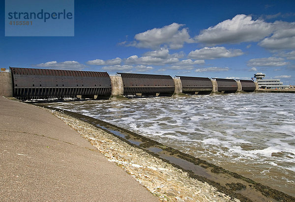 Eidersperrwerk an der Mündung der Eider bei Tönning - größtes deutsches Küstenschutzbauwerk  Schleswig-Holstein  Deutschland