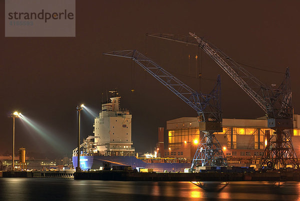 Howaldtswerke - Deutsche Werft (HDW) bei Nacht  Kiel  Schleswig-Holstein  Deutschland