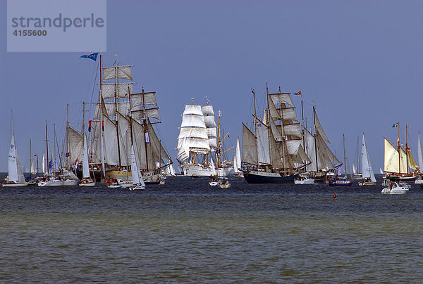 Windjammerparade der Kieler Woche 2006 mit Spotlight auf der Gorch Fock  Kieler Förde  Schleswig-Holstein  Deutschland