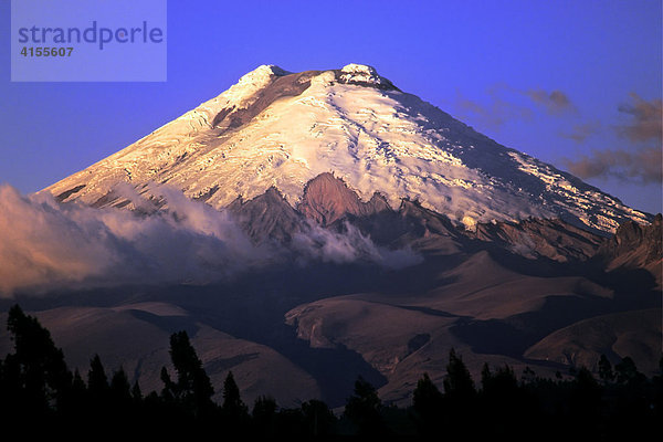 Cotopaxi - mit 5.897 m der zweithöchste Berg Ecuadors  Südamerika