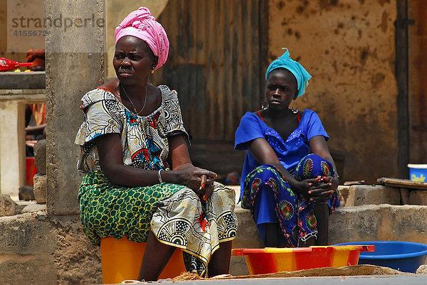 Wartende Frauen  Kartong  The Gambia  Afrika