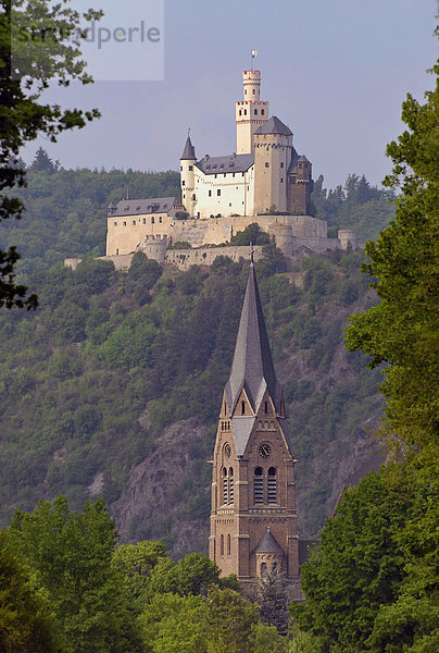 Marksburg zu Braubach mit Pfarrkirche St.Lambertus in Spay im Vordergrund  Mittelrheintal  Rheinland-Pfalz  Deutschland