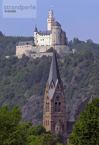 Marksburg zu Braubach mit Pfarrkirche St.Lambertus in Spay im Vordergrund  Mittelrheintal  Rheinland-Pfalz  Deutschland