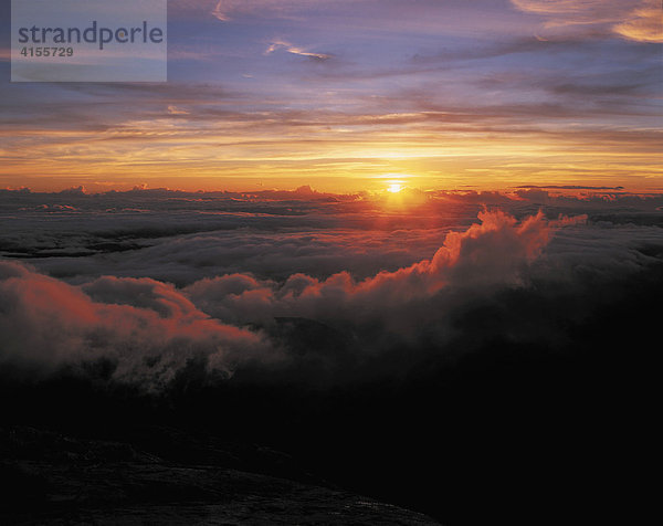 Sonnenaufgang vom Pico de Bandeira aus gesehen  Nationalpark Alto Caparaó  Bundesstaat Minas Gerais  Brasilien  Südamerika