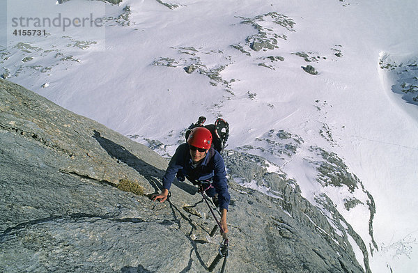 Bergsteiger auf dem Wildkar-Klettersteig am Dachstein Österreich