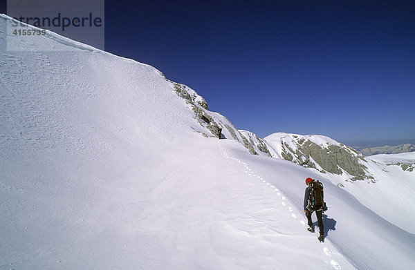 Zwei Bergsteiger auf einem Schneegrat im Dachstein-Gebiet Österreich