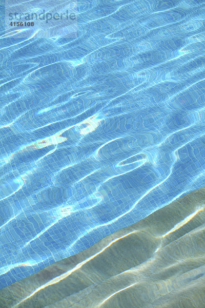 Wasser eines Pools im reflektierenden Sonnenlicht