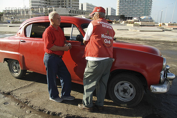 Amerikanischer Oldtimer am Malecon in Havanna Kuba