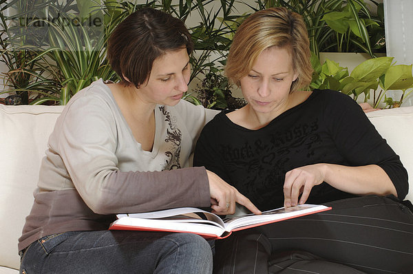 Zwei Frauen lesen ein Buch