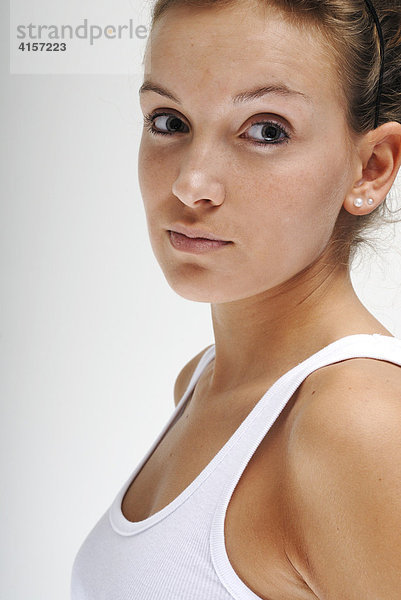Portrait einer jungen Frau mit Feinrippunterhemd